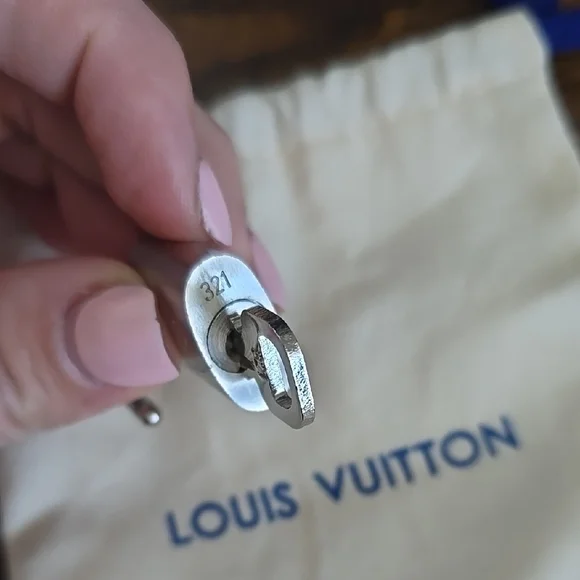 RARE Louis Vuitton Palledium Lock And Key 321 - Picture 5 of 9